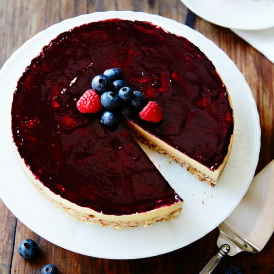 Cheesecake with berry coulis